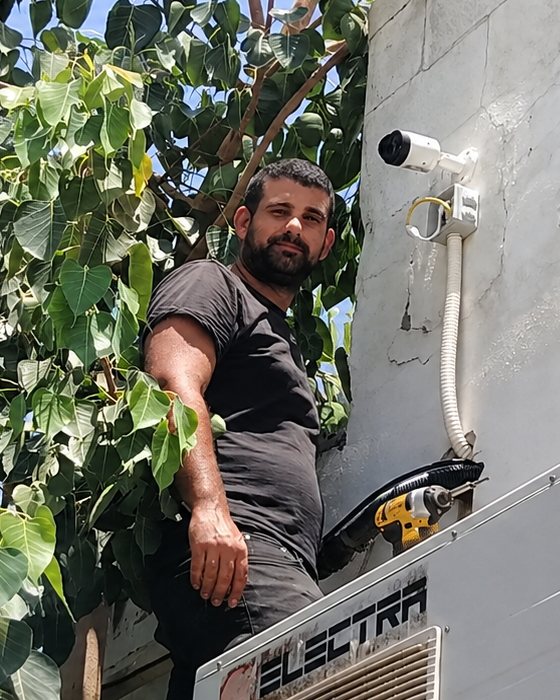 קובי, מייסד קי סקיוריטי, בעבודת התקנת מצלמות אבטחה